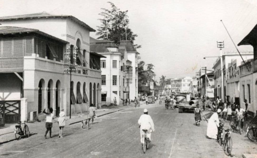  LA RUE DU COMMERCE D ’HIER À AUJOURD’HUI