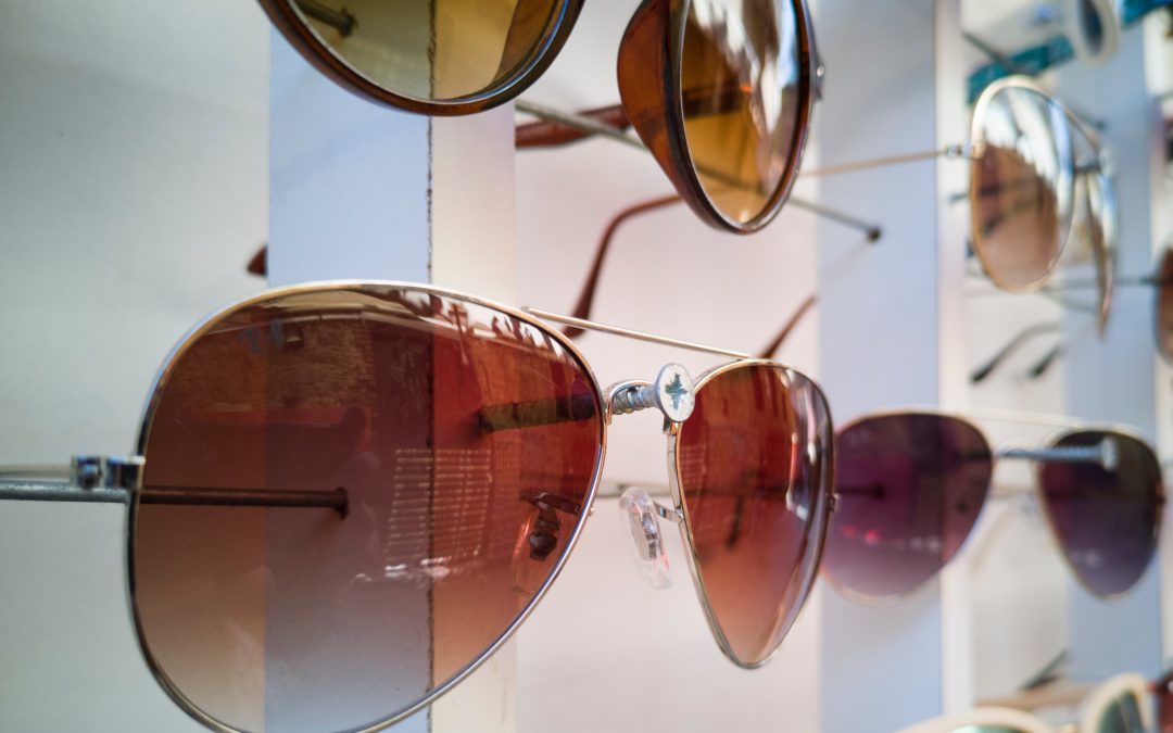 LOME SOUS LE SOLEIL: POURQUOI LES LUNETTES DE SOLEIL SONT UN INDISPENSABLE ?